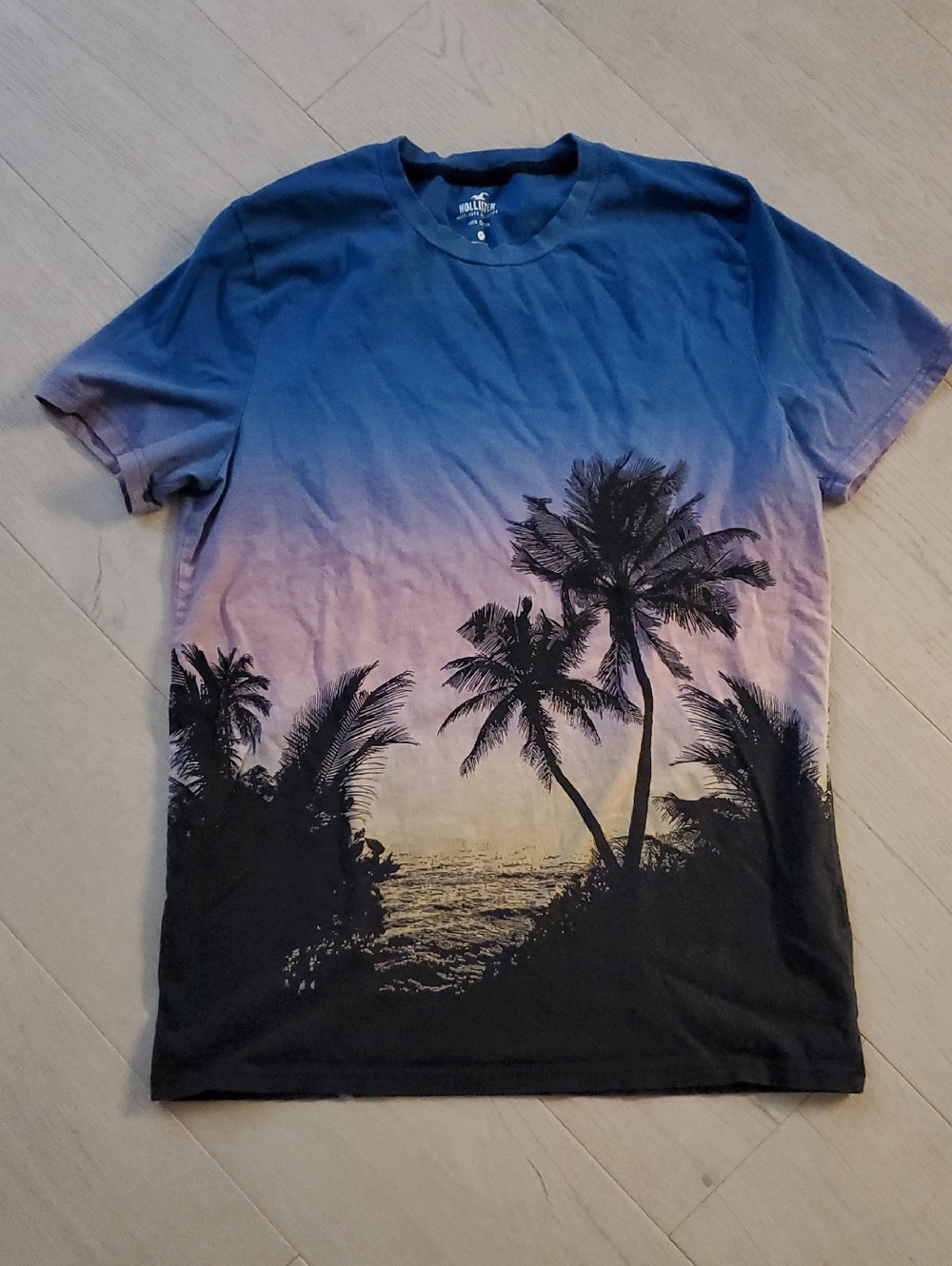 Hollister- tropical tee super soft 100% cotton